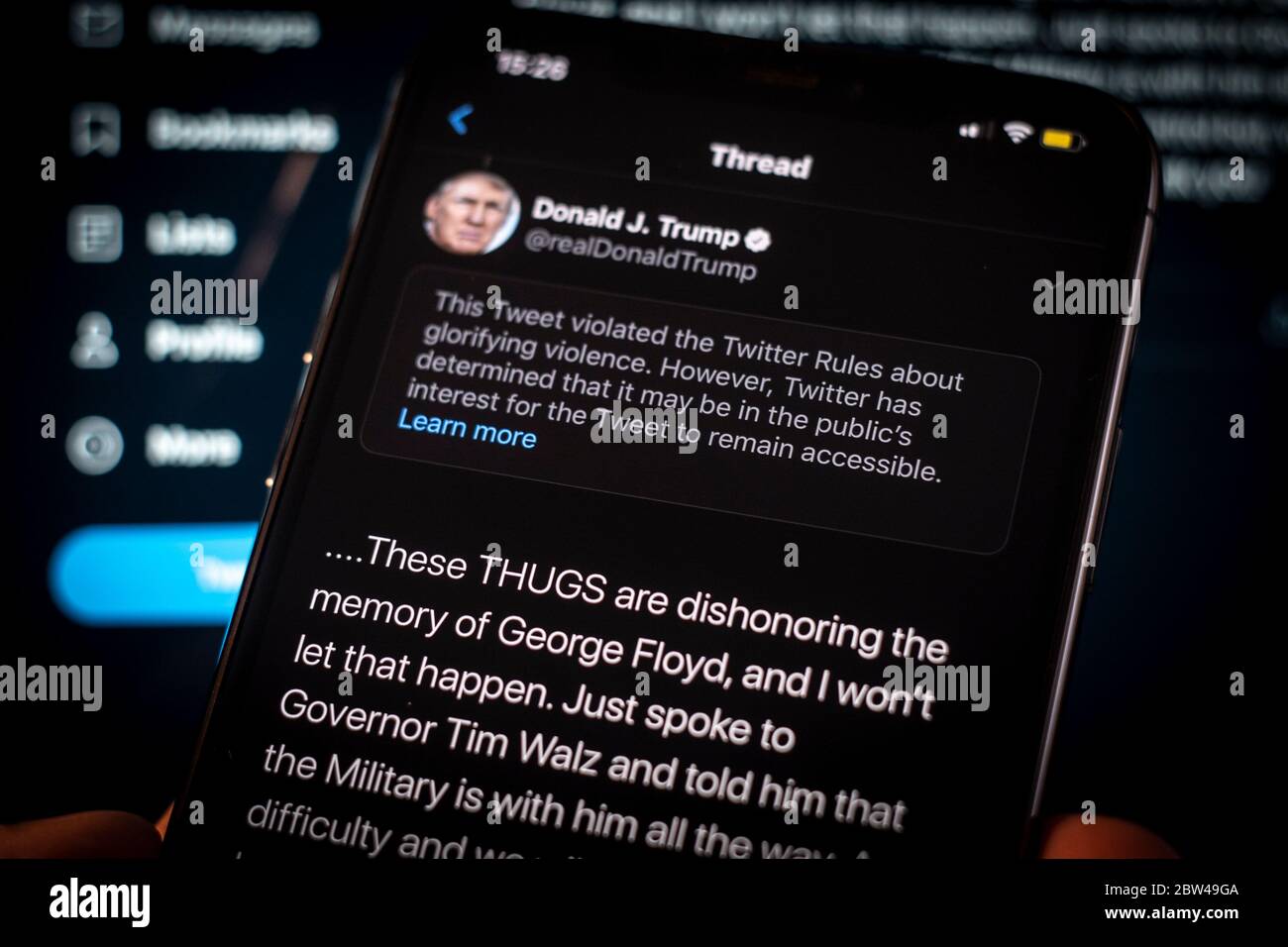 Un tweet del presidente americano Donald Trump è visto come incitare la violenza da Twitter in questa illustrazione fotografica su un iPhone Apple a Varsavia, Polonia il 29 maggio 2020. Twitter il 29 maggio ha applicato un’etichetta di verifica dei fatti a un tweet di voto per posta del presidente americano Donald Trump che l’azienda considera fuorviante. Twitter ha recentemente iniziato a etichettare i tweet con le etichette di notifica pubblica e di controllo dei fatti. L'etichettatura del tweet di Trump sul tumulto dopo la morte di George Floyd ha visto il presidente firmare un ordine esecutivo mirato alla Communications Decency Act. Sezione 230 che Foto Stock