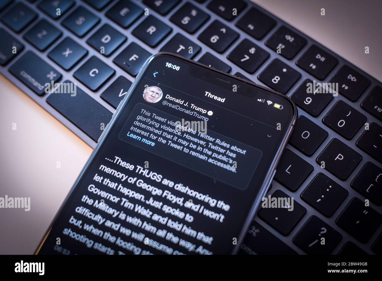 Un tweet del presidente americano Donald Trump è visto come incitare la violenza da Twitter in questa illustrazione fotografica su un iPhone Apple a Varsavia, Polonia il 29 maggio 2020. Twitter il 29 maggio ha applicato un’etichetta di verifica dei fatti a un tweet di voto per posta del presidente americano Donald Trump che l’azienda considera fuorviante. Twitter ha recentemente iniziato a etichettare i tweet con le etichette di notifica pubblica e di controllo dei fatti. L'etichettatura del tweet di Trump sul tumulto dopo la morte di George Floyd ha visto il presidente firmare un ordine esecutivo mirato alla Communications Decency Act. Sezione 230 che Foto Stock