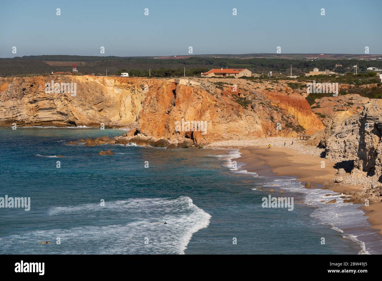 Scogliere sulla spiaggia della costa di Sagres in Portogallo Foto Stock