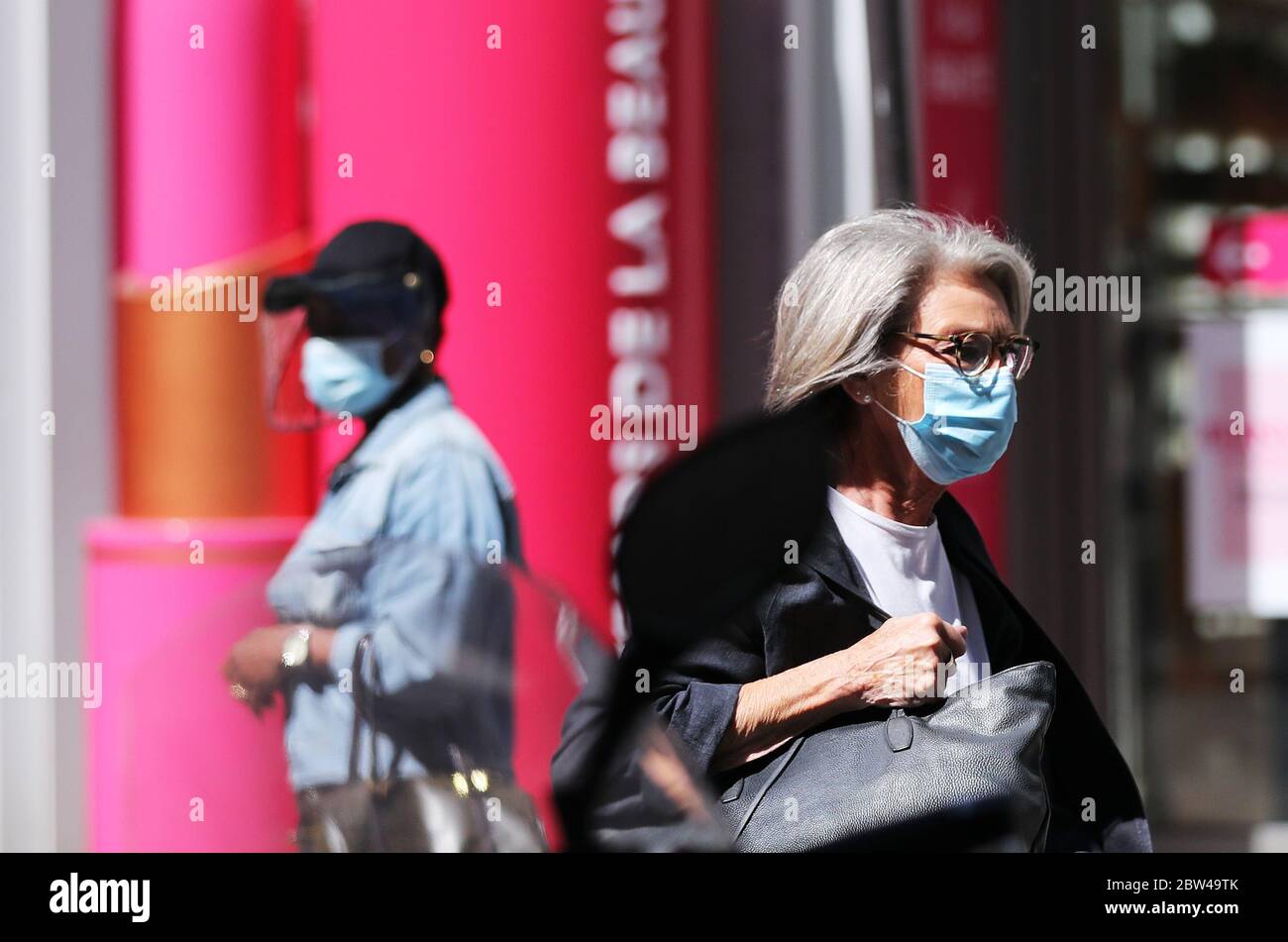 (200529) -- PARIGI, 29 maggio 2020 (Xinhua) -- i clienti arrivano al grande magazzino Printemps riaperto sul Boulevard Haussman a Parigi, Francia, 29 maggio 2020. La Francia si sbloccherà ulteriormente dal 2 giugno, sollevando 100 km di restrizioni di viaggio e consentendo alle aziende, ai parchi e alle spiagge non essenziali di riaprire, ha annunciato giovedì il primo ministro Edouard Philippe. A partire da Giovedi, la Francia ha avuto 15,208 persone ricoverate in ospedale con il COVID-19, 472 giù da un giorno prima. Il numero di pazienti in terapia intensiva è sceso da 72 a 1,429. I decessi correlati al coronavirus sono aumentati di 66 a. Foto Stock