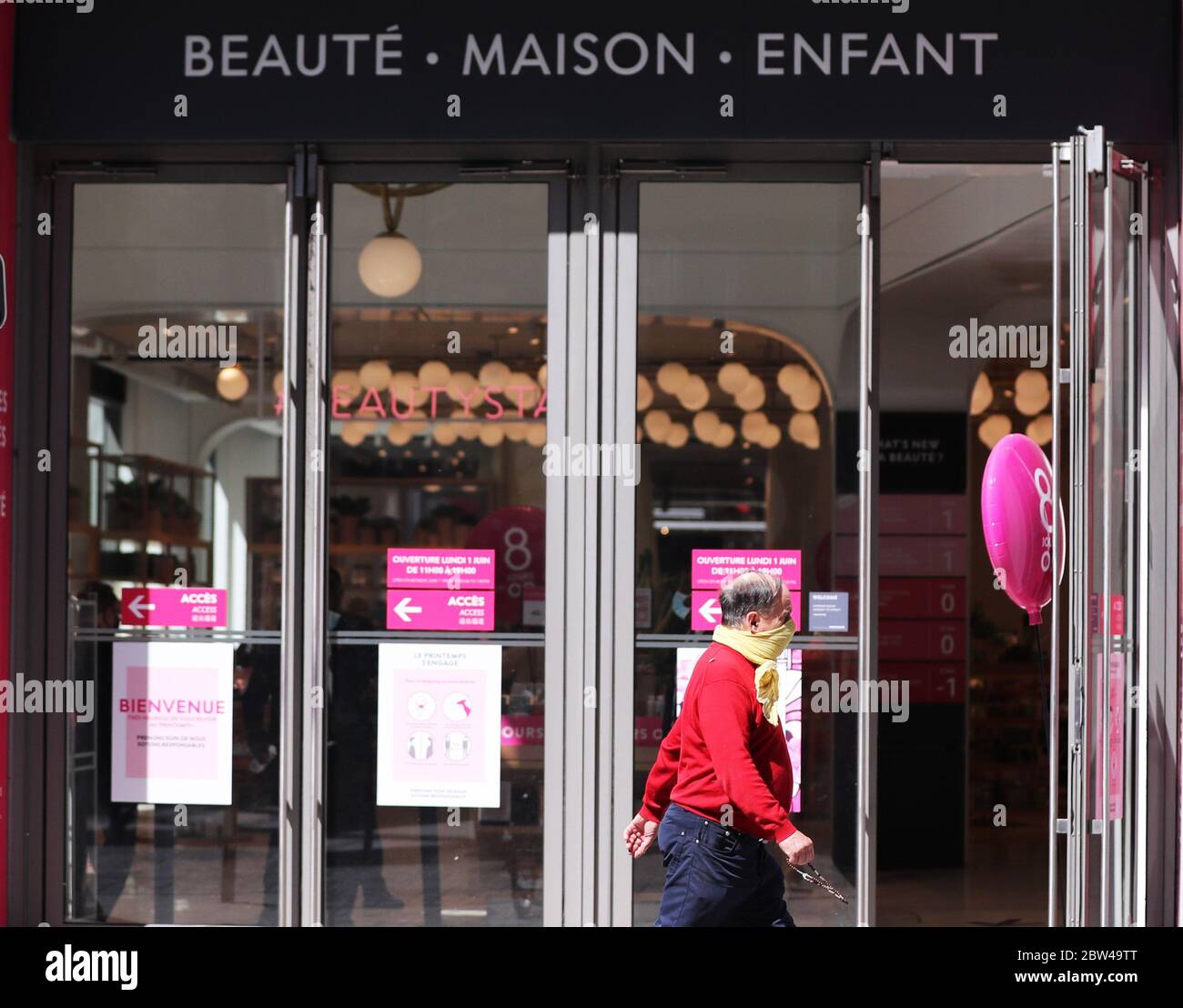 (200529) -- PARIGI, 29 maggio 2020 (Xinhua) -- UN uomo arriva al grande magazzino Printemps riaperto sul Boulevard Haussman a Parigi, Francia, 29 maggio 2020. La Francia si sbloccherà ulteriormente dal 2 giugno, sollevando 100 km di restrizioni di viaggio e consentendo alle aziende, ai parchi e alle spiagge non essenziali di riaprire, ha annunciato giovedì il primo ministro Edouard Philippe. A partire da Giovedi, la Francia ha avuto 15,208 persone ricoverate in ospedale con il COVID-19, 472 giù da un giorno prima. Il numero di pazienti in terapia intensiva è sceso da 72 a 1,429. I decessi correlati al coronavirus sono aumentati dal 66 al 28; Foto Stock