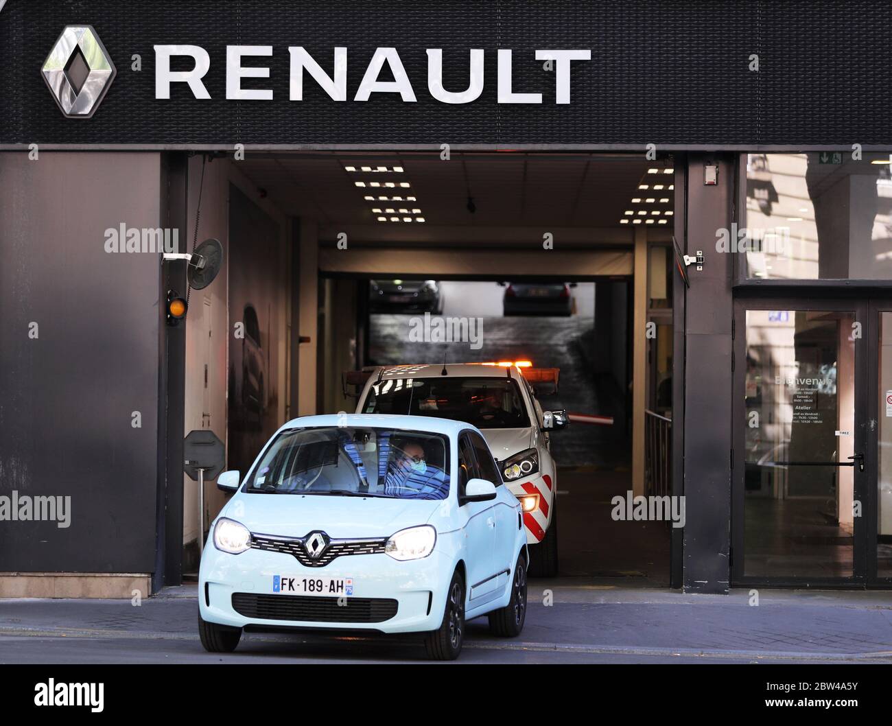 Parigi, Francia. 29 maggio 2020. Le auto escono da una concessionaria Renault a Parigi, Francia, 29 maggio 2020. Il secondo costruttore francese Renault venerdì ha annunciato che avrebbe tagliato 14,600 posti in tutto il mondo e ridotto la capacità produttiva nei prossimi tre anni per risparmiare 2 miliardi di euro (2.22 miliardi di dollari) e concentrarsi su segmenti di attività redditizie. Credit: Gao Jing/Xinhua/Alamy Live News Foto Stock