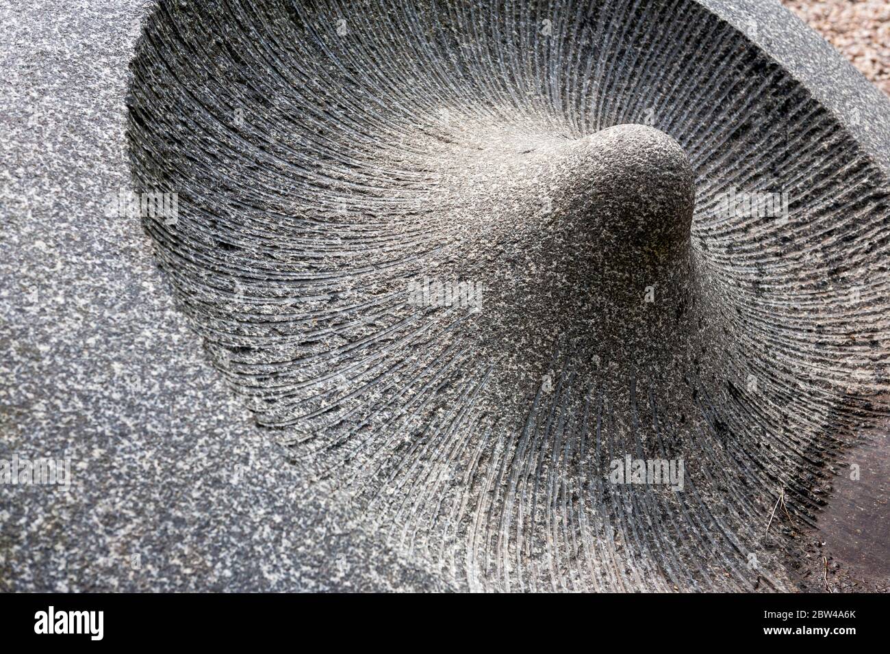 'Slip of the Lip' di Peter Randall-Page RA, Tremenheere Sculpture Gardens, Penzance, Cornovaglia, Regno Unito Foto Stock