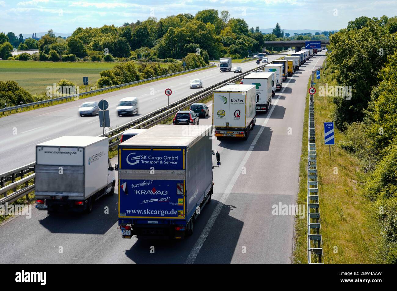 29 maggio 2020, Baden-Wuerttemberg, Hockenheim: Solo lentamente camion e auto guidare sulla Autobahn 6 vicino a Hockenheim in direzione Speyer. In Baviera e nel Baden-Württemberg, iniziano le vacanze Whitsun di due settimane. L'ADAC vede il pericolo di ingorghi stradali sulle autostrade, specialmente il venerdì pomeriggio e la prima sera, nonché il sabato mattina e il lunedì pomeriggio. Foto: Uwe Anspach/dpa Foto Stock