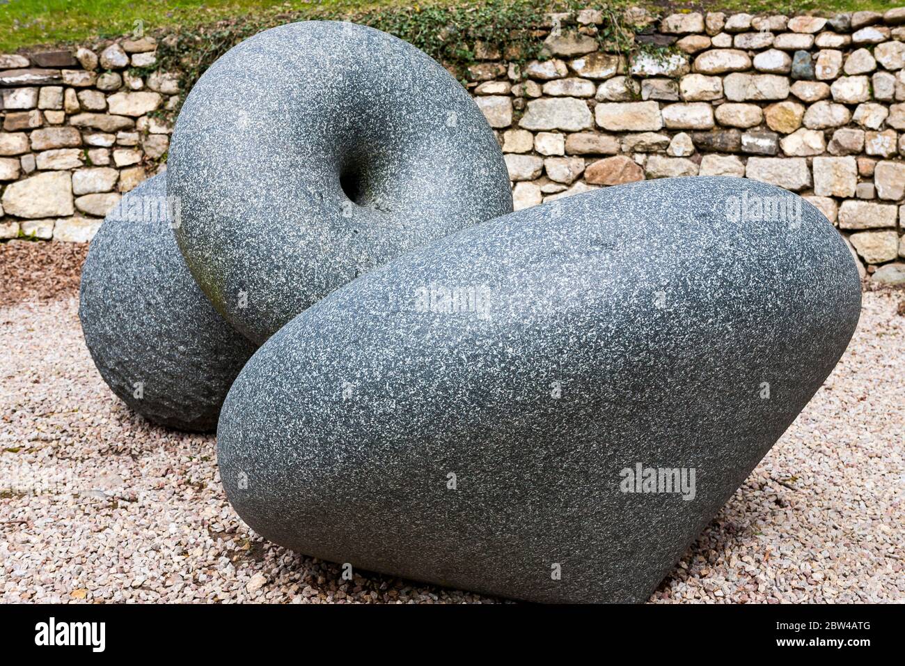 'Slip of the Lip' di Peter Randall-Page RA, Tremenheere Sculpture Gardens, Penzance, Cornovaglia, Regno Unito Foto Stock