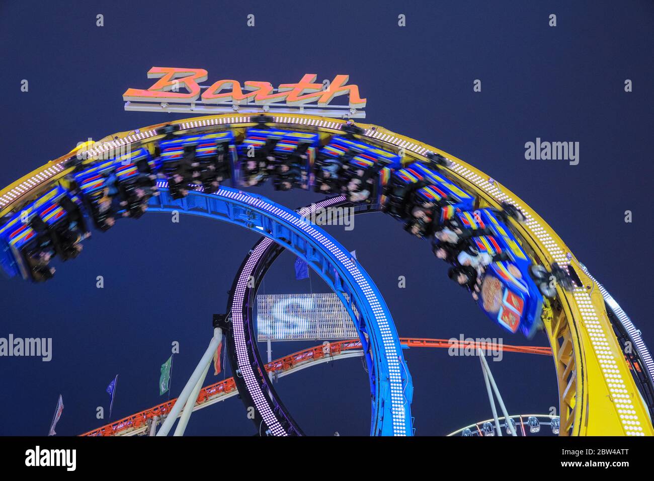 Olympia Looping di Barth, o Monaco Looping di notte, illuminato, le montagne russe in acciaio più grandi portatili del mondo a Winter Wonderland, Hyde Park, Foto Stock