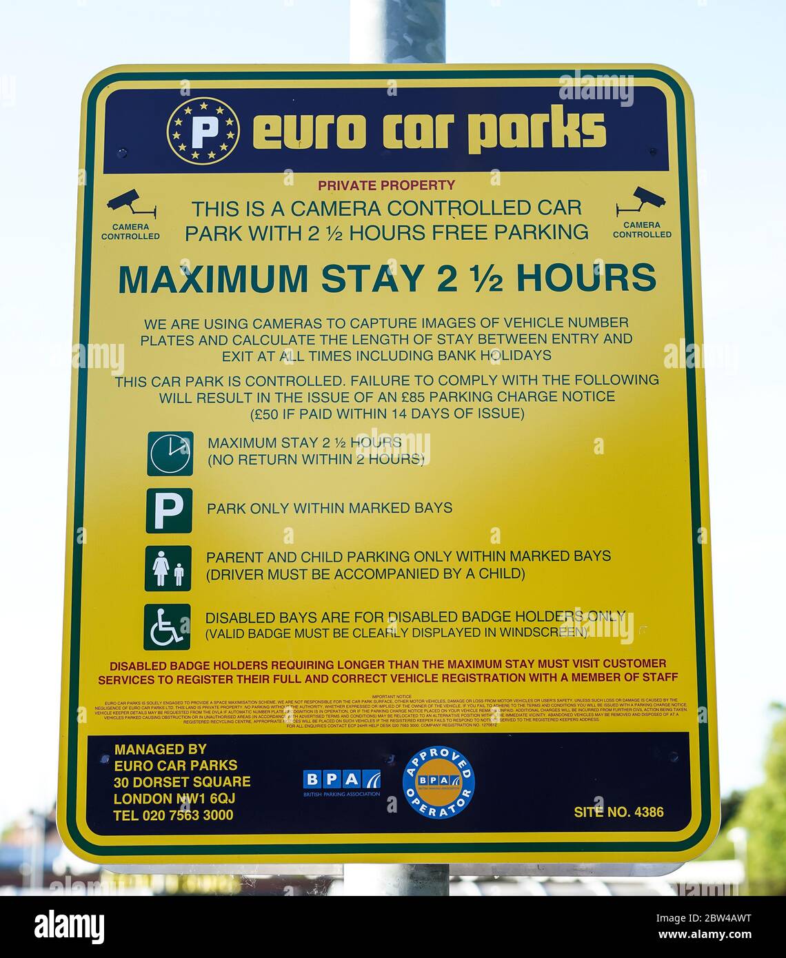 Primo piano di Euro Car Parks firmare isolati all'aperto nel supermercato del Regno Unito informare i clienti del limite di due ore e mezza. Foto Stock