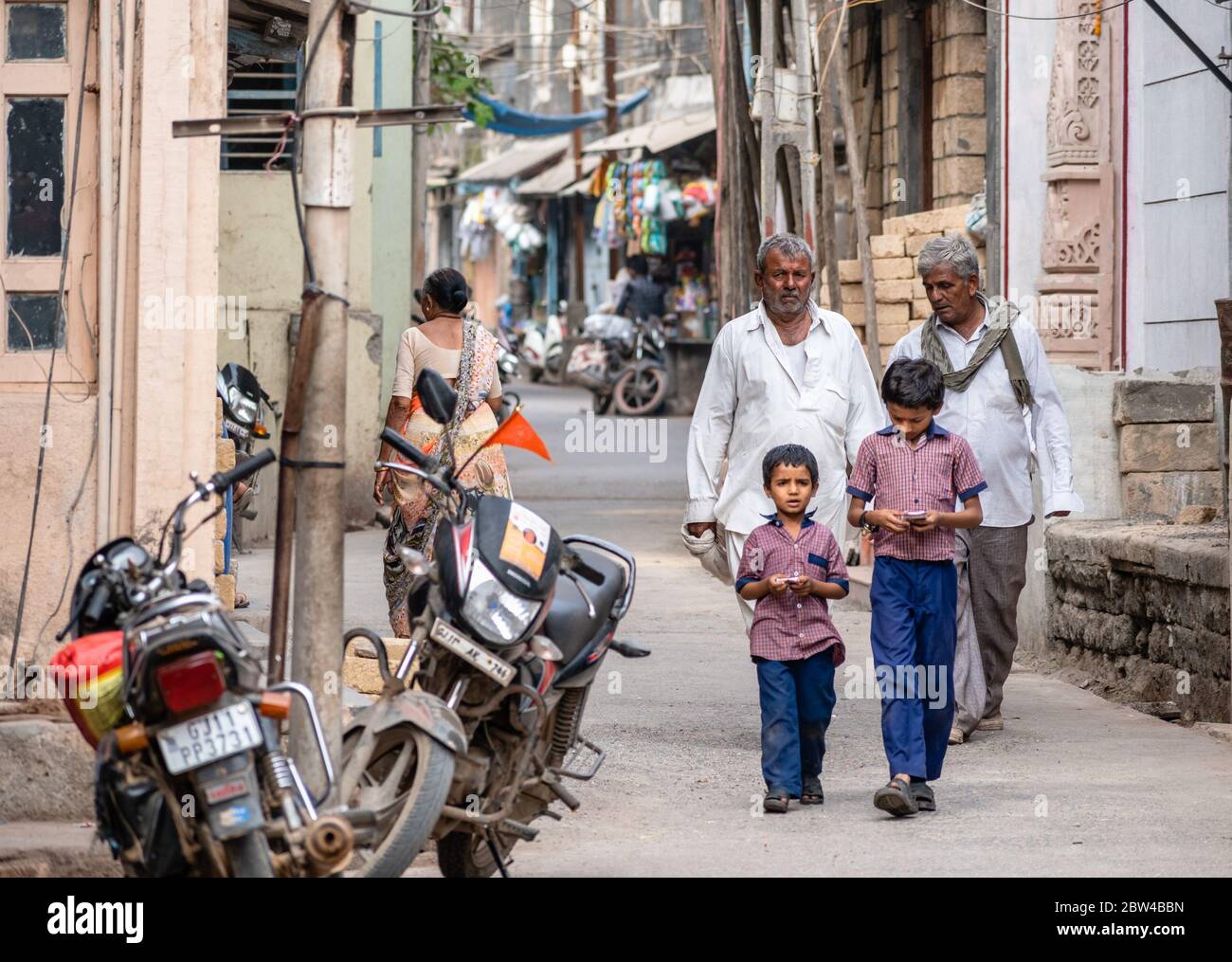 Somnath, Gujarat, India - Dicembre 2018: Anziani indiani che camminano in un vicolo della città vecchia. Foto Stock
