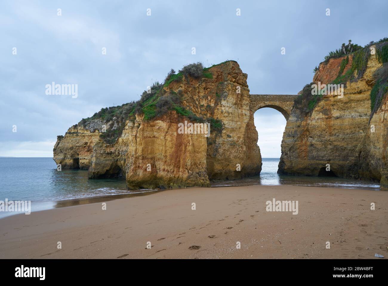 Praia dos estudantes spiaggia con arco ponte a Lagos, Portogallo Foto Stock