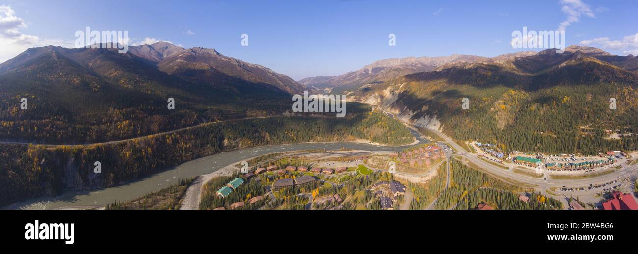 Denali National Park, Nenana River e Alaska Route 3, nota anche come George Parks Highway vista aerea in autunno, a Denali Village, Alaska AK, USA. Foto Stock