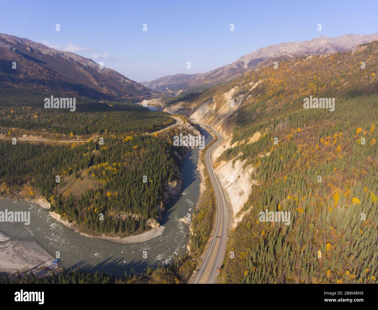 Denali National Park, Nenana River e Alaska Route 3, nota anche come George Parks Highway vista aerea in autunno, a Denali Village, Alaska AK, USA. Foto Stock
