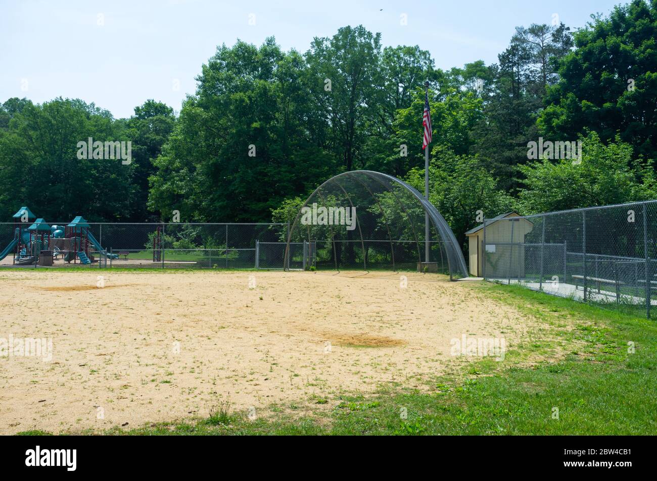 Campo da baseball e parco giochi nel parco della contea negli Stati Uniti in tarda primavera Foto Stock