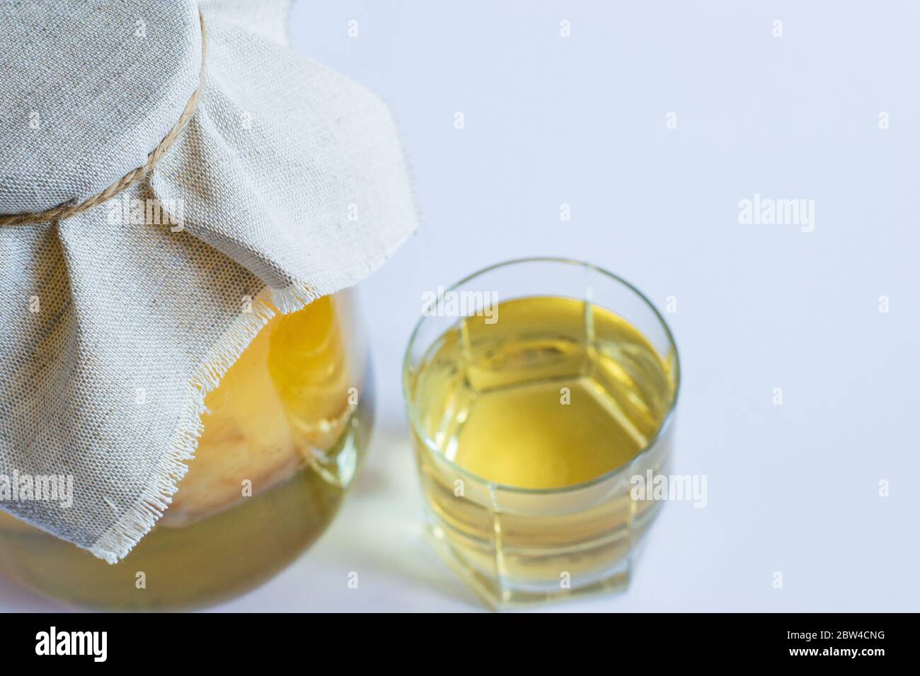 Kombucha sana bevanda probiotica naturale in un vaso di vetro e un bicchiere. Nutrizione adeguata. Su uno sfondo bianco con spazio per il testo. Foto Stock