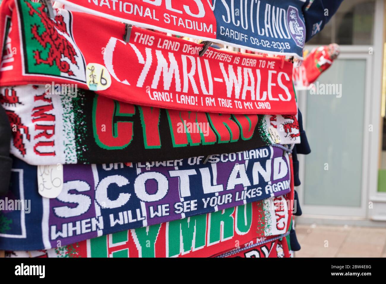 I fan del rugby, gallesi e scozzesi, si divertono nell'atmosfera pre-partita sulle soleggiate strade di Cardiff, questa mattina presto, prima della pioggia Foto Stock