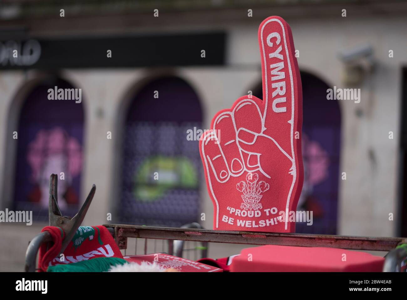 I fan del rugby, gallesi e scozzesi, si divertono nell'atmosfera pre-partita sulle soleggiate strade di Cardiff, questa mattina presto, prima della pioggia Foto Stock