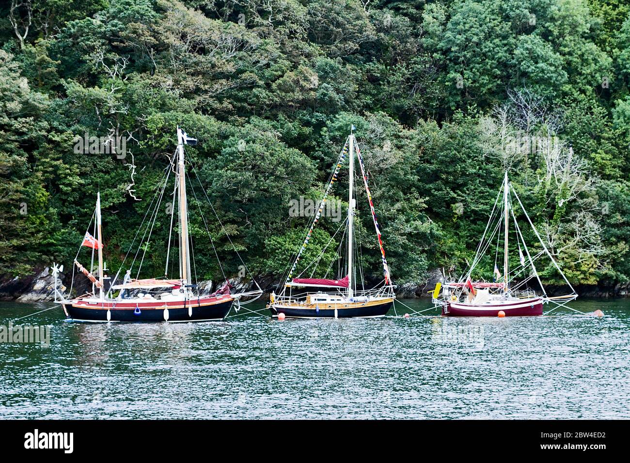 Barche ormeggiate sul fiume Fowey a Bodinnick, Cornovaglia Foto Stock