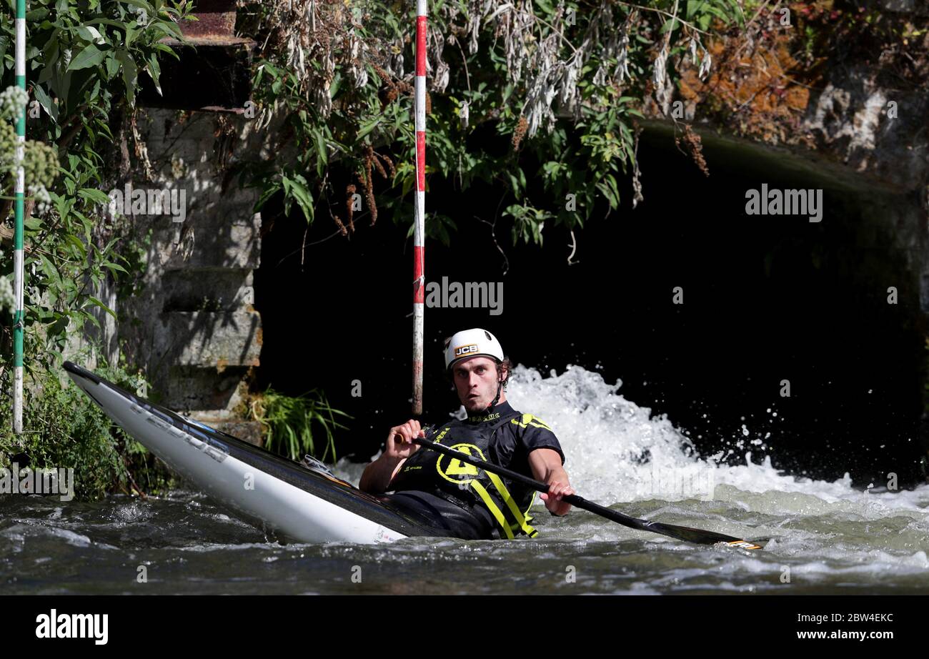 Il canoista britannico Adam Burgess si allena su un canale vicino a Harefield. Foto Stock