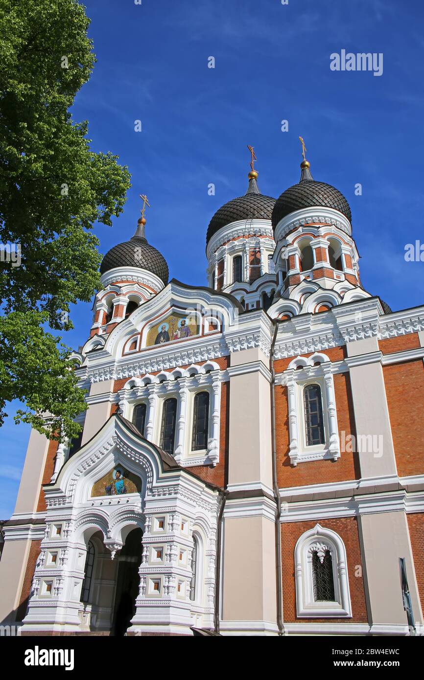 Bellissimo punto di riferimento del centro città; la cattedrale Nevsky è una cattedrale ortodossa nella città vecchia, Tallinn, Estonia. Foto Stock
