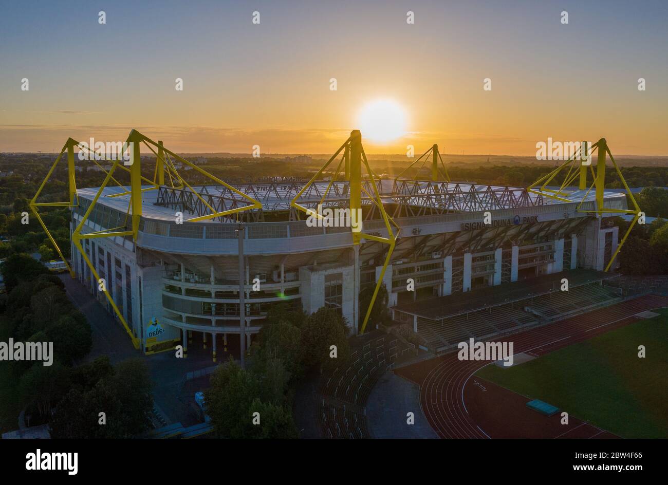 Primo: 28.05.2020, calcio, 1.Bundesliga, stagione 2019/2020, BVB, Borussia Dortmund, stadio SEGNALE IDUNA PARK, drone, immagine drone, vista aerea, tramonto, raggi di sole, umore serale, sole, panoramica, vista esterna, sotto lo stadio Rote Erde | utilizzo in tutto il mondo Foto Stock