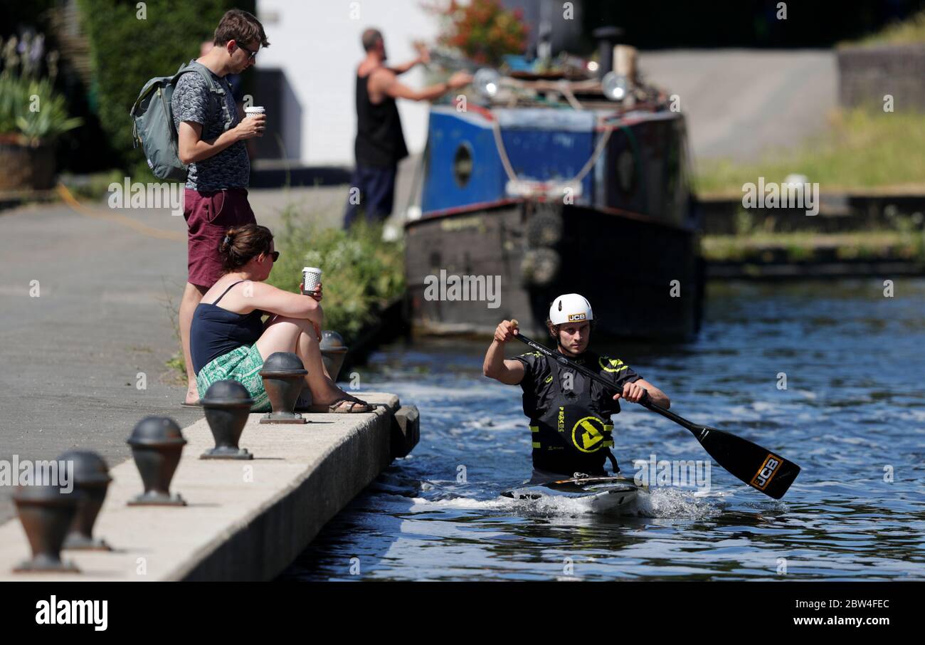 Il canoista britannico Adam Burgess si allena su un canale vicino a Harefield. Foto Stock