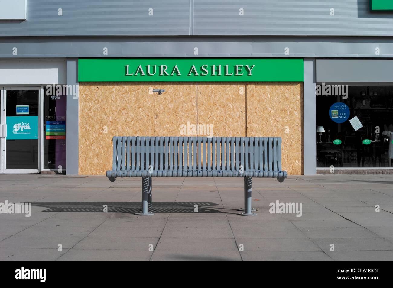 Laura Ashley si è imbarcata in un negozio durante il Lockdown Covid-19, Moor Allerton District Center, Leeds West Yorkshire, Regno Unito. Foto Stock