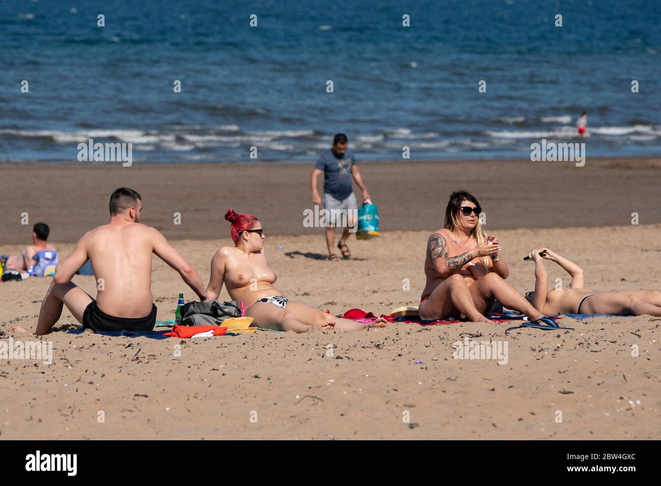 Portobello, Scozia, Regno Unito. 29 maggio 2020. Il sole e le temperature di 23°C sulla spiaggia e sul lungomare di Portobello hanno portato moltissime persone all'aperto. Le rilassate regole di blocco del covid-19 annunciate ieri dal governo scozzese consentono al pubblico di prendere il sole. Iain Masterton/Alamy Live News Foto Stock