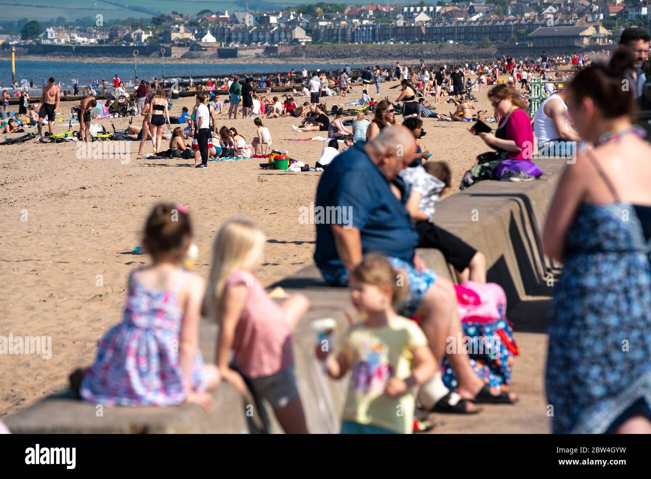 Portobello, Scozia, Regno Unito. 29 maggio 2020. Il sole e le temperature di 23°C sulla spiaggia e sul lungomare di Portobello hanno portato moltissime persone all'aperto. Le rilassate regole di blocco del covid-19 annunciate ieri dal governo scozzese consentono al pubblico di prendere il sole. Iain Masterton/Alamy Live News Foto Stock