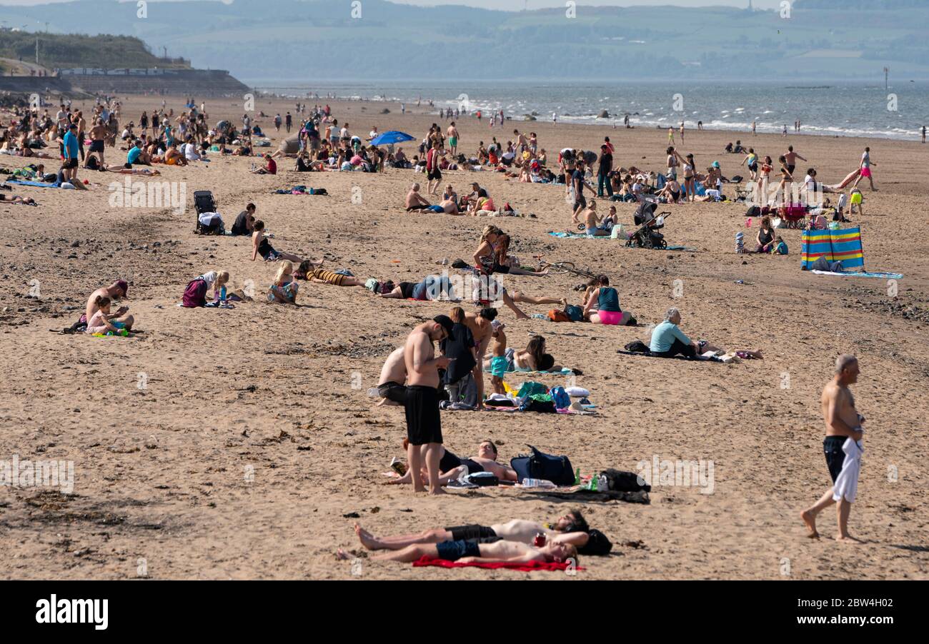 Portobello, Scozia, Regno Unito. 29 maggio 2020. Il sole e le temperature di 23°C sulla spiaggia e sul lungomare di Portobello hanno portato moltissime persone all'aperto. Le rilassate regole di blocco del covid-19 annunciate ieri dal governo scozzese consentono al pubblico di prendere il sole. Iain Masterton/Alamy Live News Foto Stock