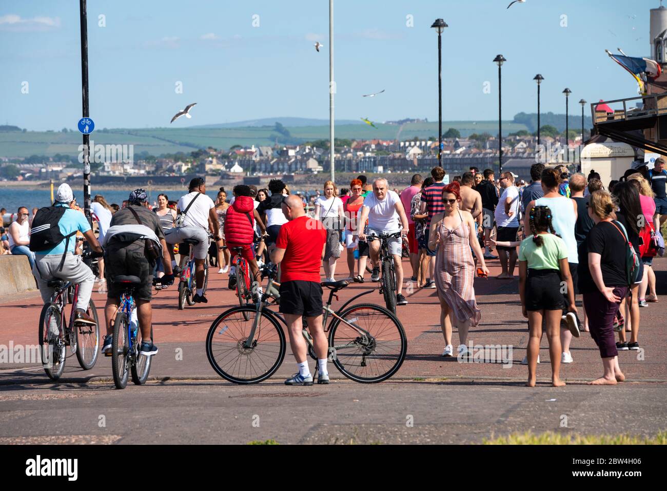 Portobello, Scozia, Regno Unito. 29 maggio 2020. Il sole e le temperature di 23°C sulla spiaggia e sul lungomare di Portobello hanno portato moltissime persone all'aperto. Le rilassate regole di blocco del covid-19 annunciate ieri dal governo scozzese consentono al pubblico di prendere il sole. Iain Masterton/Alamy Live News Foto Stock