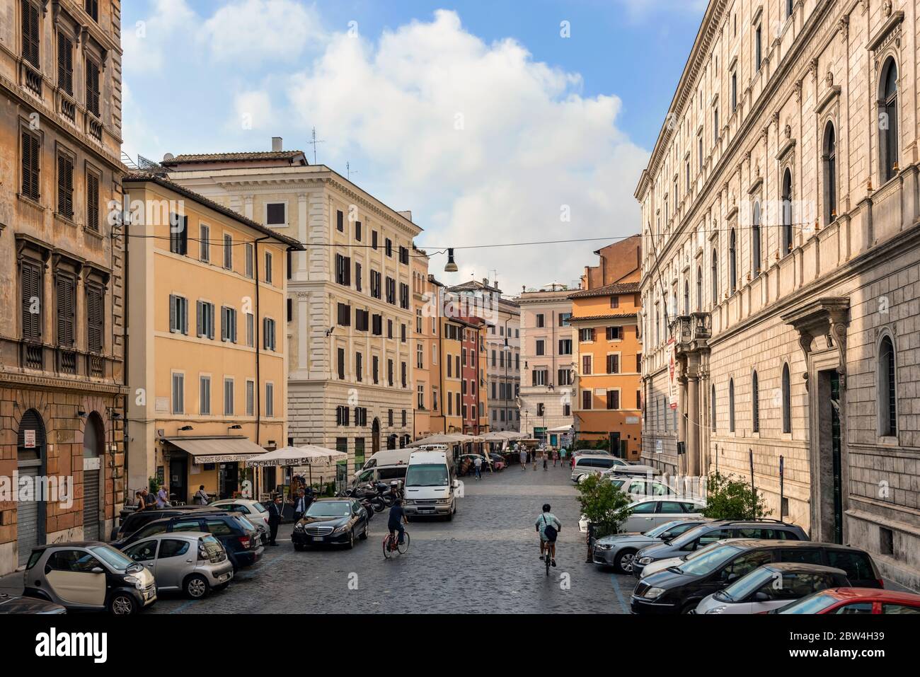 Roma, Italia - 31 agosto 2019: Turisti in via Roma con sullo sfondo Via Pellegrino, Roma, Italia. Foto Stock