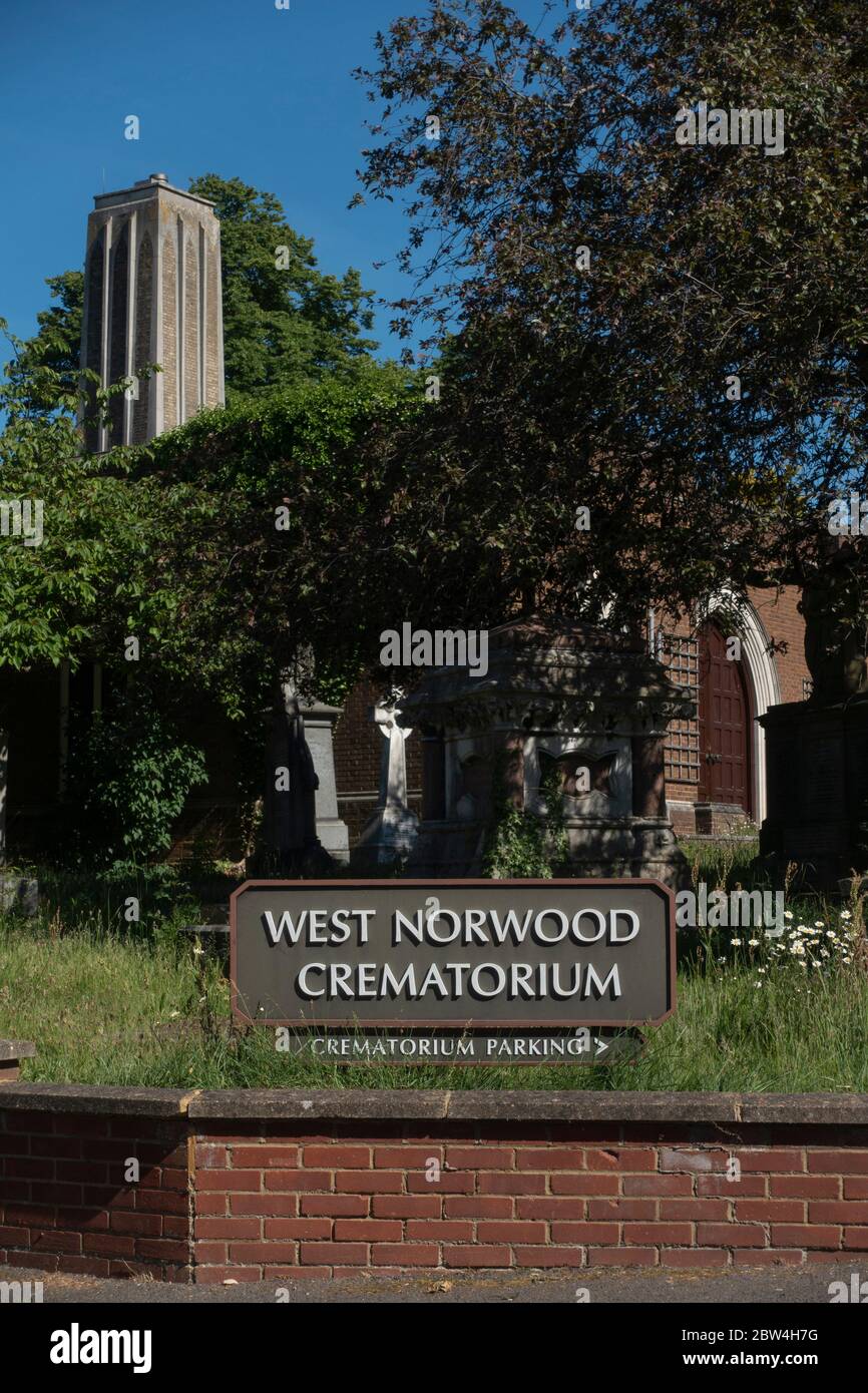 West Norwood crematorio segno durante il Coronavirus Lockdown il 29 maggio 2020 a South London nel Regno Unito. Foto di Sam Mellish Foto Stock