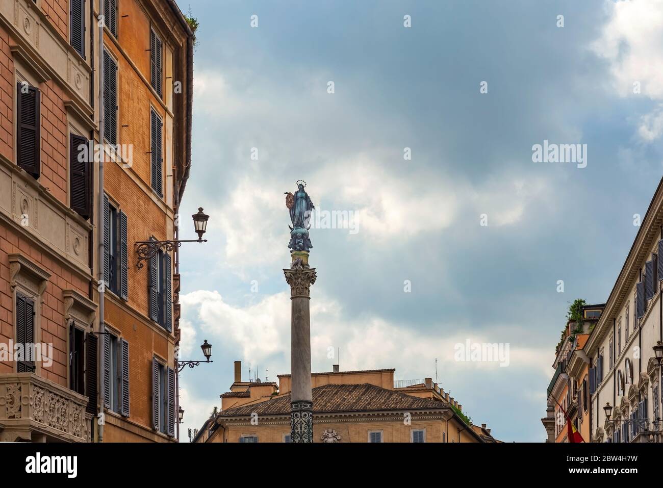 Statua dell'Immacolata Concezione colonna dell'Immocolata Roma in Piazza di Spagna Roma, Italia. Foto Stock