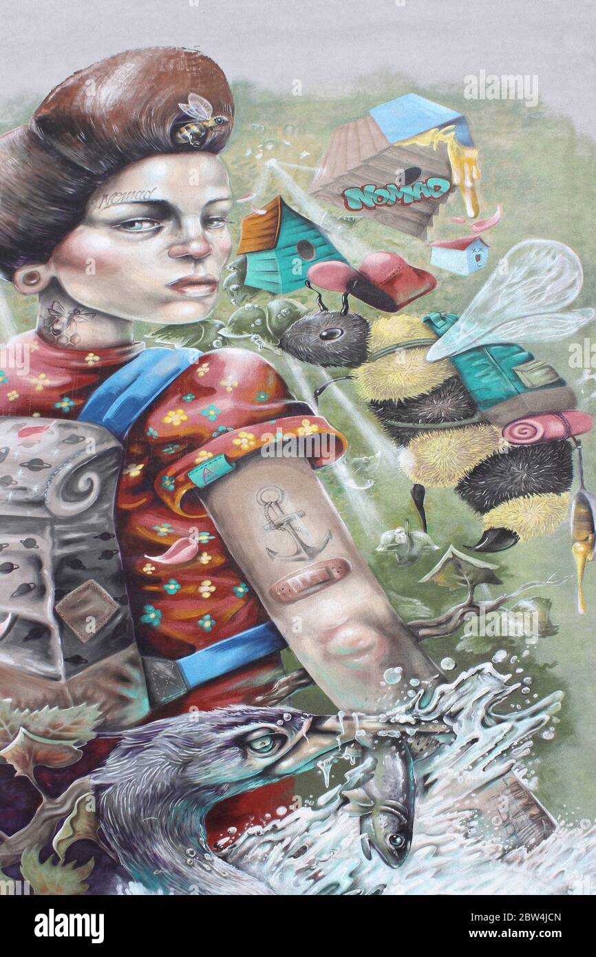 Street Art di un personaggio nomade femminile con capelli Beehive e Honeybee di artisti il Clan Nomad Foto Stock