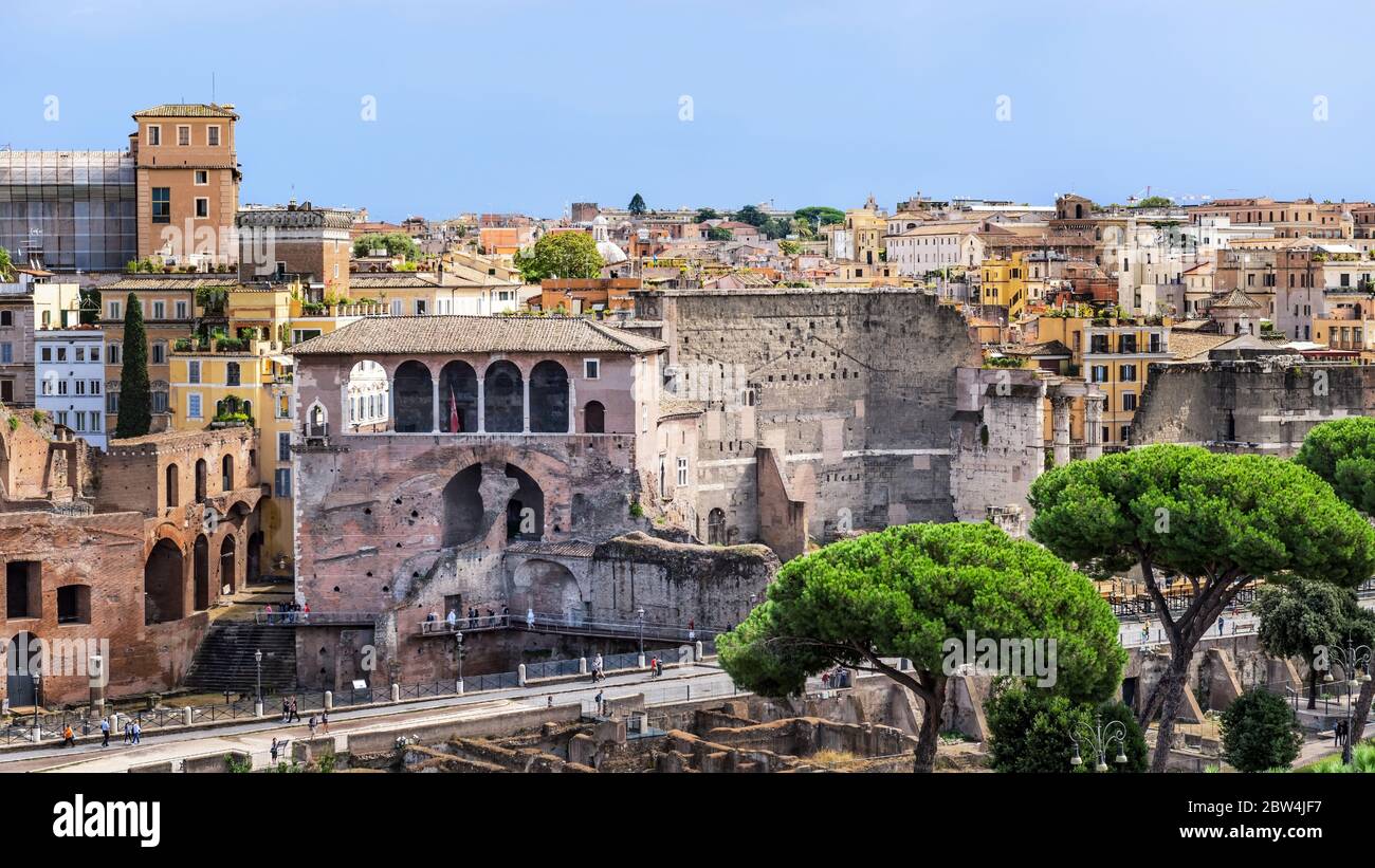 Vista sul paesaggio urbano di Roma con la Casa dei Cavalieri di Rodi e il Forum Augusto in primo piano visto da Piazza Venezia a Roma, Italia. Foto Stock