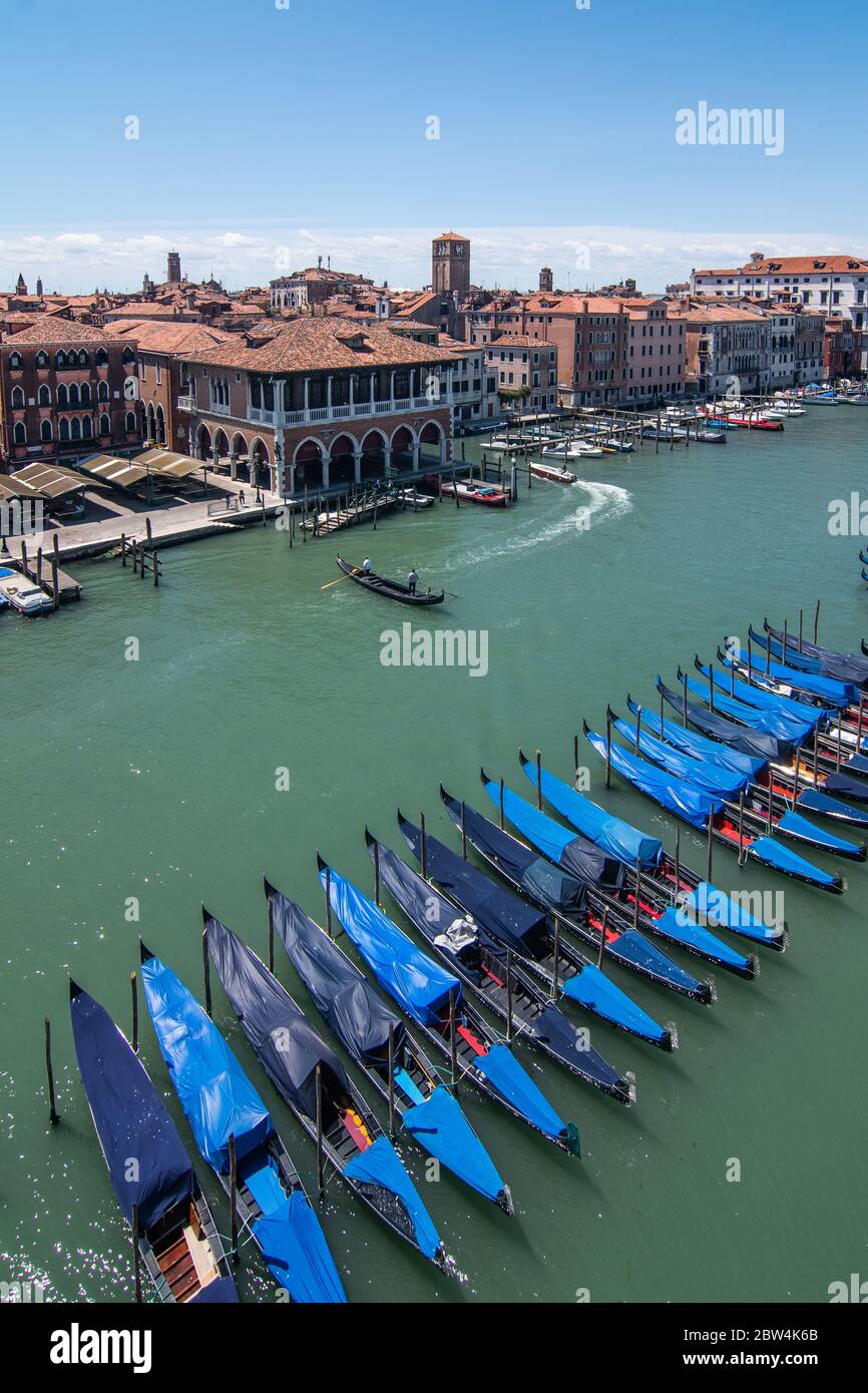 VENEZIA, ITALIA - MAGGIO 2020: Vista del mercato del pesce di Rialto e del Canal Grande il 2020 maggio a Venezia. Foto Stock