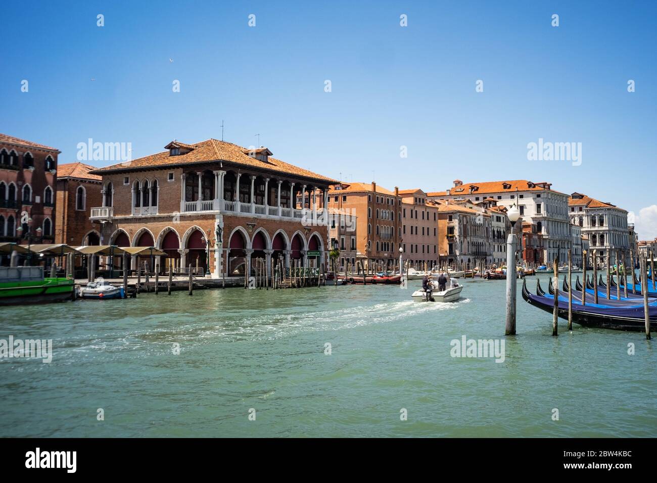 VENEZIA, ITALIA - MAGGIO 2020: Il mercato di Rialto e il Canal Grande con gondole subito dopo la riapertura della città dopo il blocco per i Coronavi Foto Stock