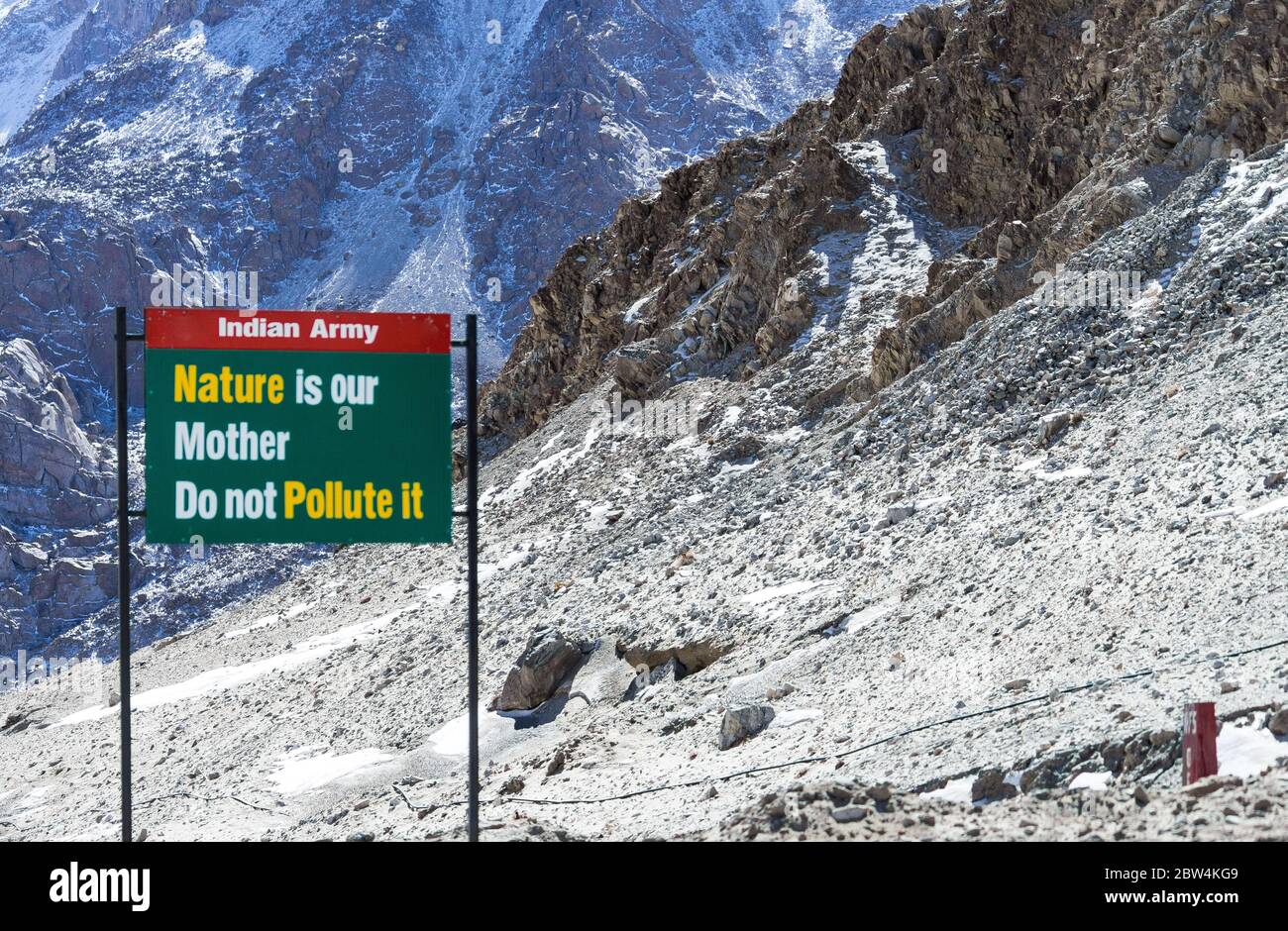 Cartello in Ladakh che afferma - la natura è nostra madre. Non inquinarlo. La foto è stata scattata da qualche parte nella bellezza naturale dell'India. Foto Stock