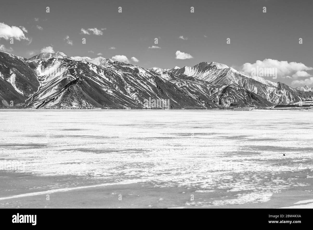 Lago Pangong di Ladakh, India - Vista panoramica sulla vetta dell'Himalaya. Bellezza naturale del Ladakh in India. Montagne di neve di Ladakh. Famoso luogo turistico. Foto Stock