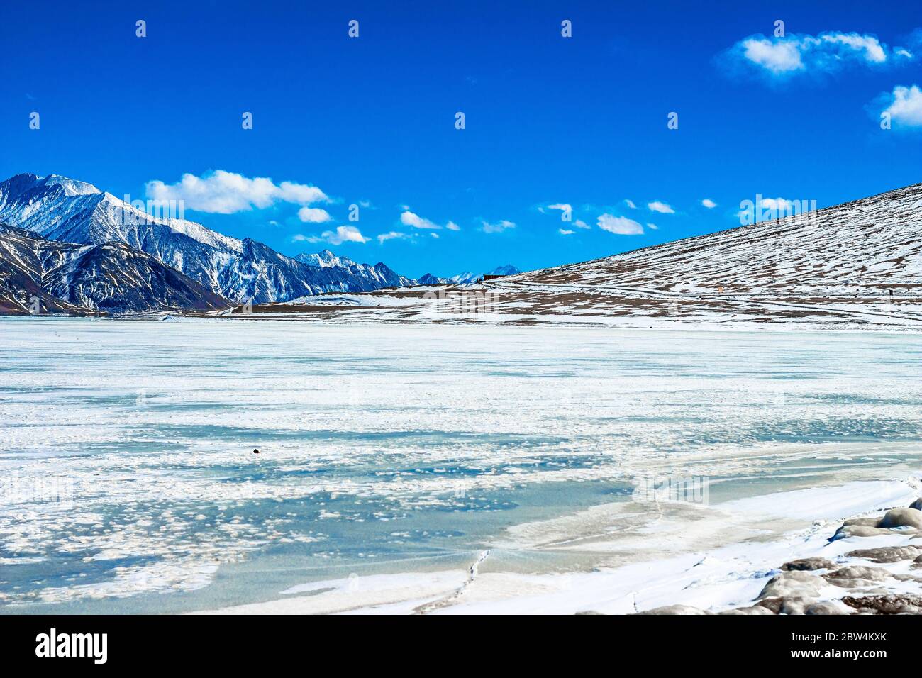 Lago Pangong di Ladakh, India - Vista panoramica sulla vetta dell'Himalaya. Bellezza naturale del Ladakh in India. Montagne di neve di Ladakh. Famoso luogo turistico. Foto Stock