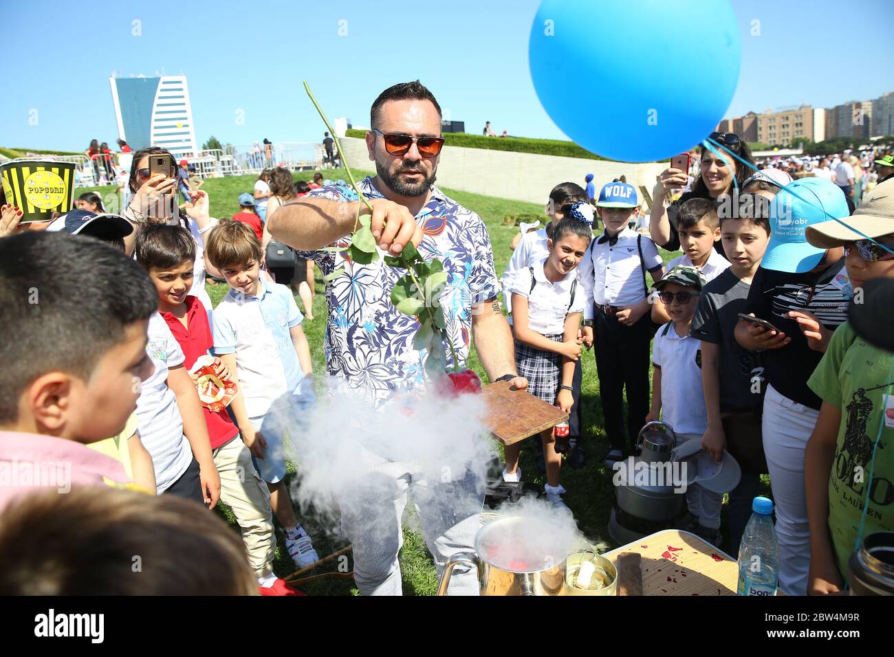 Festival dei bambini . Nel parco del Centro Heydar Aliyev. Giornata internazionale dei bambini Foto Stock