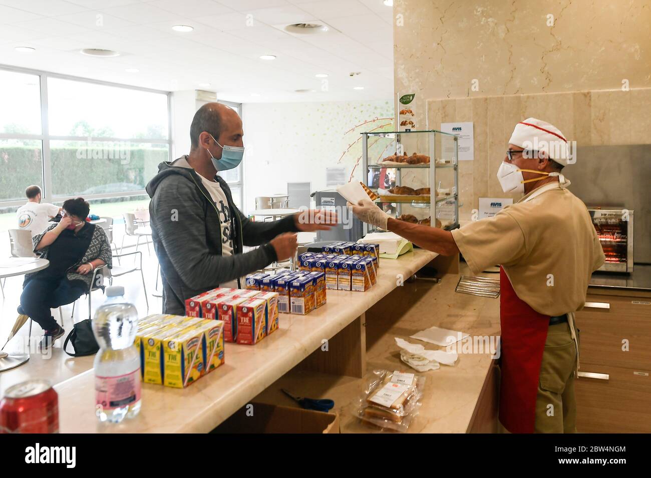 Brescia, Brescia, Italia. 29 maggio 2020. Coronavirus Emergency - fase due la donazione di sangue con nuove leggi sulla sicurezza prima colazione dopo la donazione credito: Matteo Biatta/ZUMA Wire/Alamy Live News Foto Stock