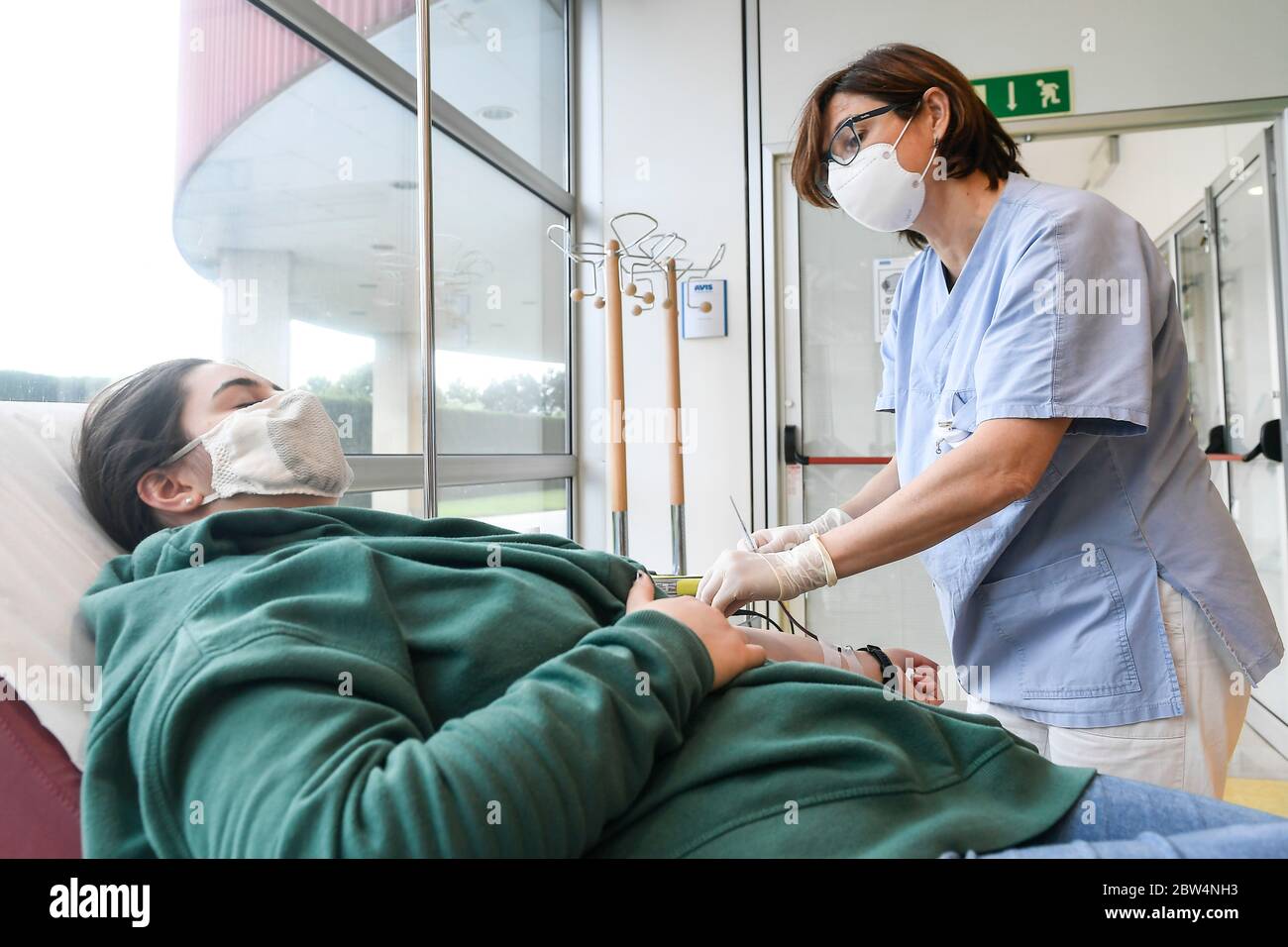 Brescia, Brescia, Italia. 29 maggio 2020. Coronavirus Emergency - fase due la donazione di sangue con nuove leggi sulla sicurezza donatori durante la donazione di sangue Credit: Matteo Biatta/ZUMA Wire/Alamy Live News Foto Stock