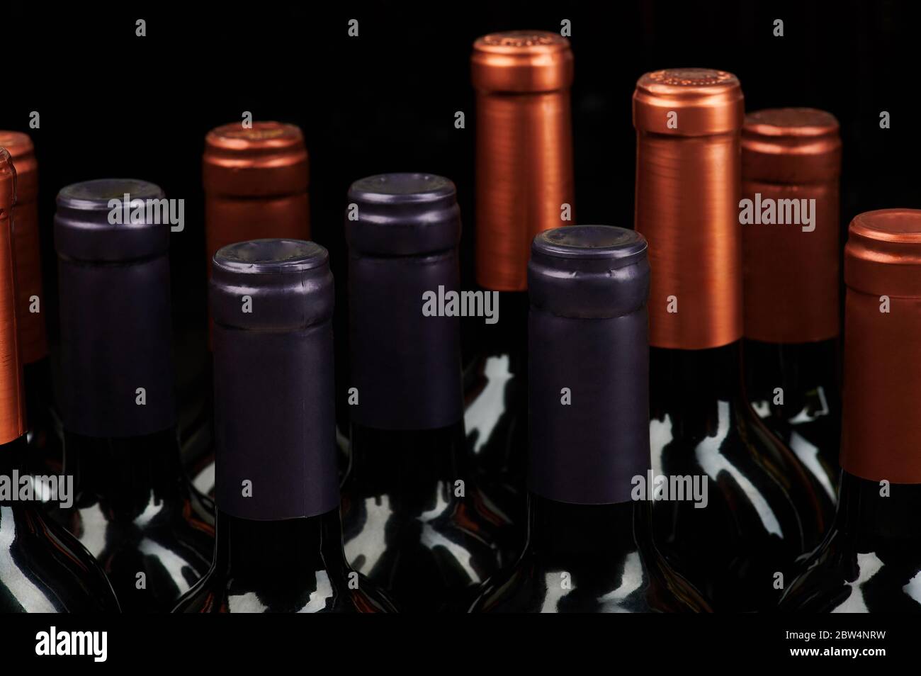 Bottiglie di vino chiuse isolate su fondo nero Foto Stock