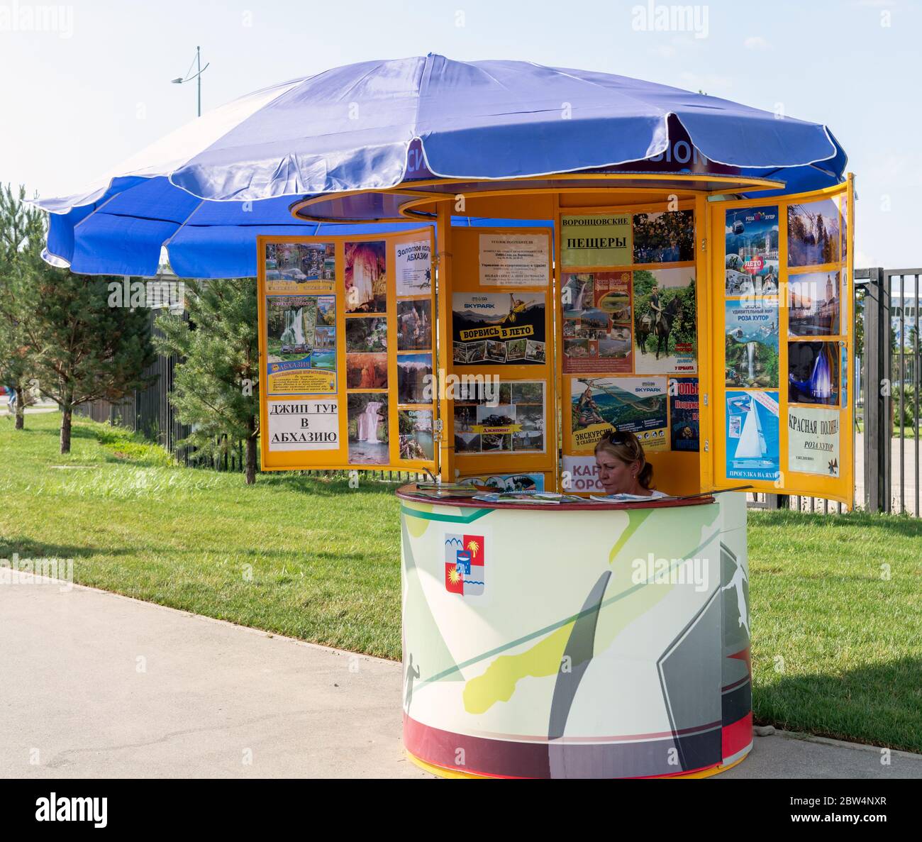 Sochi, Russia - 4 giugno. 2018. Chiosco di strada per la vendita di visite turistiche Foto Stock