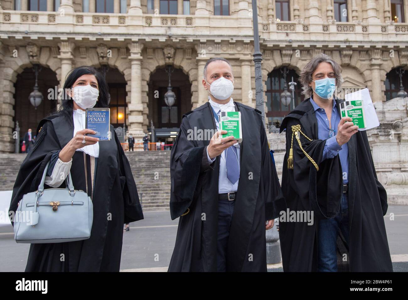 Roma, Italia. 29 maggio 2020. Flashmob davanti alla Corte di Cassazione di Roma, Italia organizzata dall'Associazione degli Avvocati Rom per protestare contro il blocco della giustizia il 29 maggio 2020. (Foto di Matteo Nardone/Pacific Press/Sipa USA) Credit: Sipa USA/Alamy Live News Foto Stock