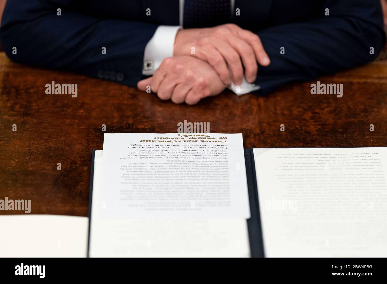 Washington, Stati Uniti d'America. 28 Maggio 2020. Washington, Stati Uniti d'America. 28 maggio 2020. Il presidente degli Stati Uniti Donald Trump, parla ai media prima di firmare un ordine esecutivo sulla prevenzione della censura online nell'Ufficio ovale della Casa Bianca 28 maggio 2020 a Washington, DC l'Ordine è in ritorsione per il suo fatto controllato su Twitter. Credit: Shealah Craighead/White House Photo/Alamy Live News Foto Stock