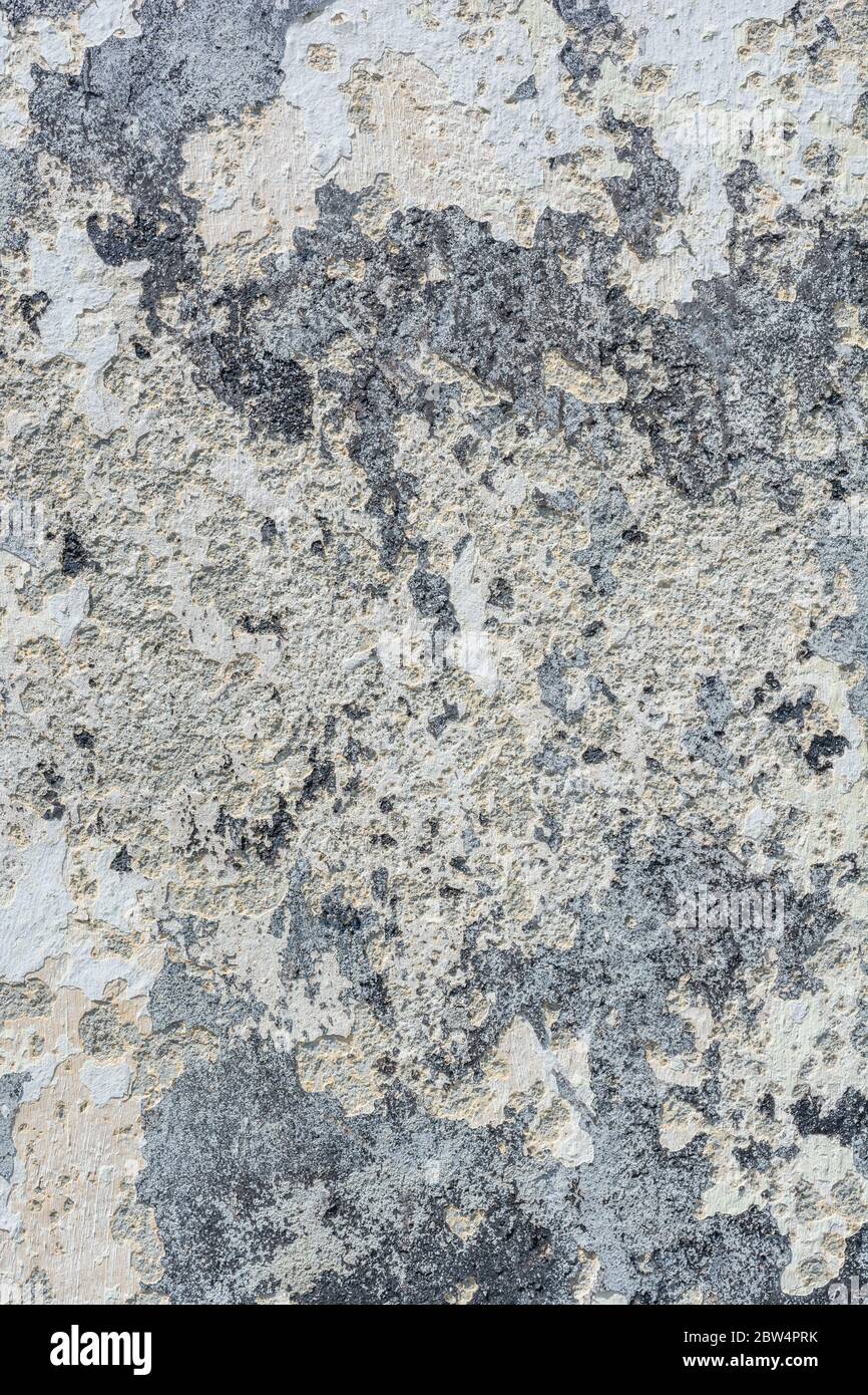 Vernice ruvida e sporca sulla parete esterna della casa preparata per la nuova copertura di vernice. Vecchia trama di vernice, metafora di tela vuota, vernice di parete di sfaldatura. Foto Stock