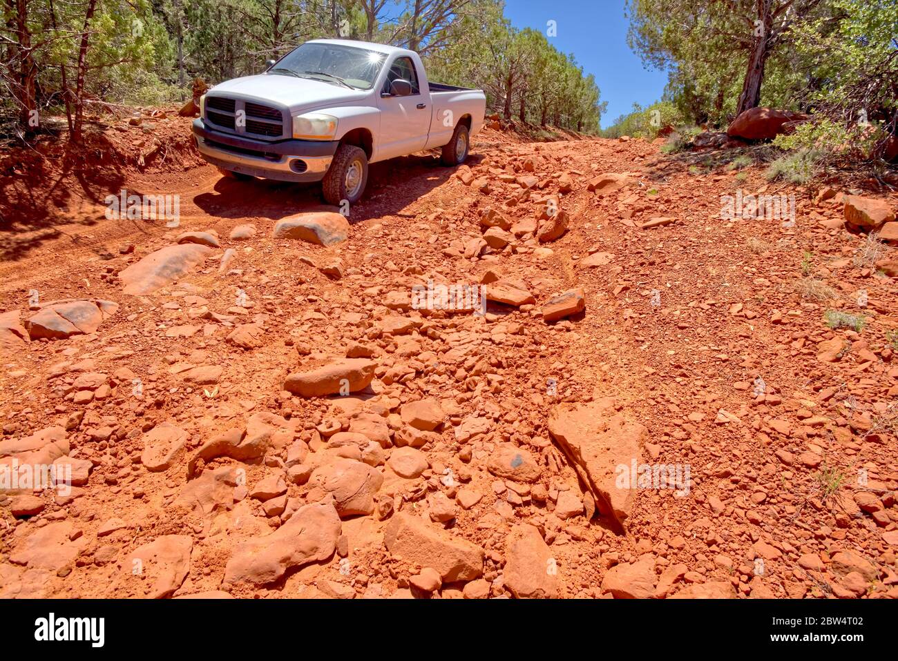 Un pick-up 4x4 che viaggia su una sezione molto rocciosa e ruvida della Forest Service Road 573 a Prescott National Forest Arizona. Foto Stock
