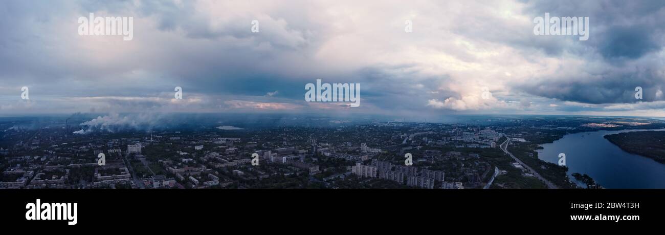 vista panoramica della città con il fiume. Smog dalla zona industriale sopra la città. Foto Stock