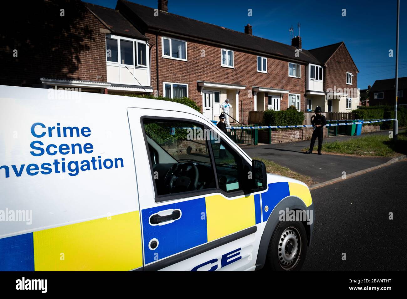 Manchester, Regno Unito. 29 maggio 2020. Un furgone di investigazione sulla scena del crimine e gli agenti di polizia rimangono fuori dalla scena del crimine su Greenwood Road. Credit: Andy Barton/Alamy Live News Foto Stock